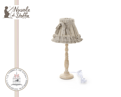 Abat jour in legno con cappello tortora di Nuvole di Stoffa